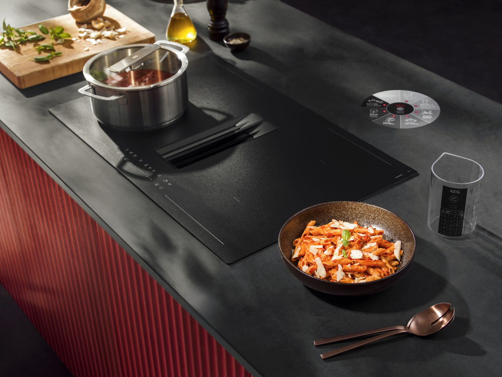 AEG leva à IFA 2026 o primeiro cooktop com função para cozinhar massa e um forno 3 em 1 com air fryer